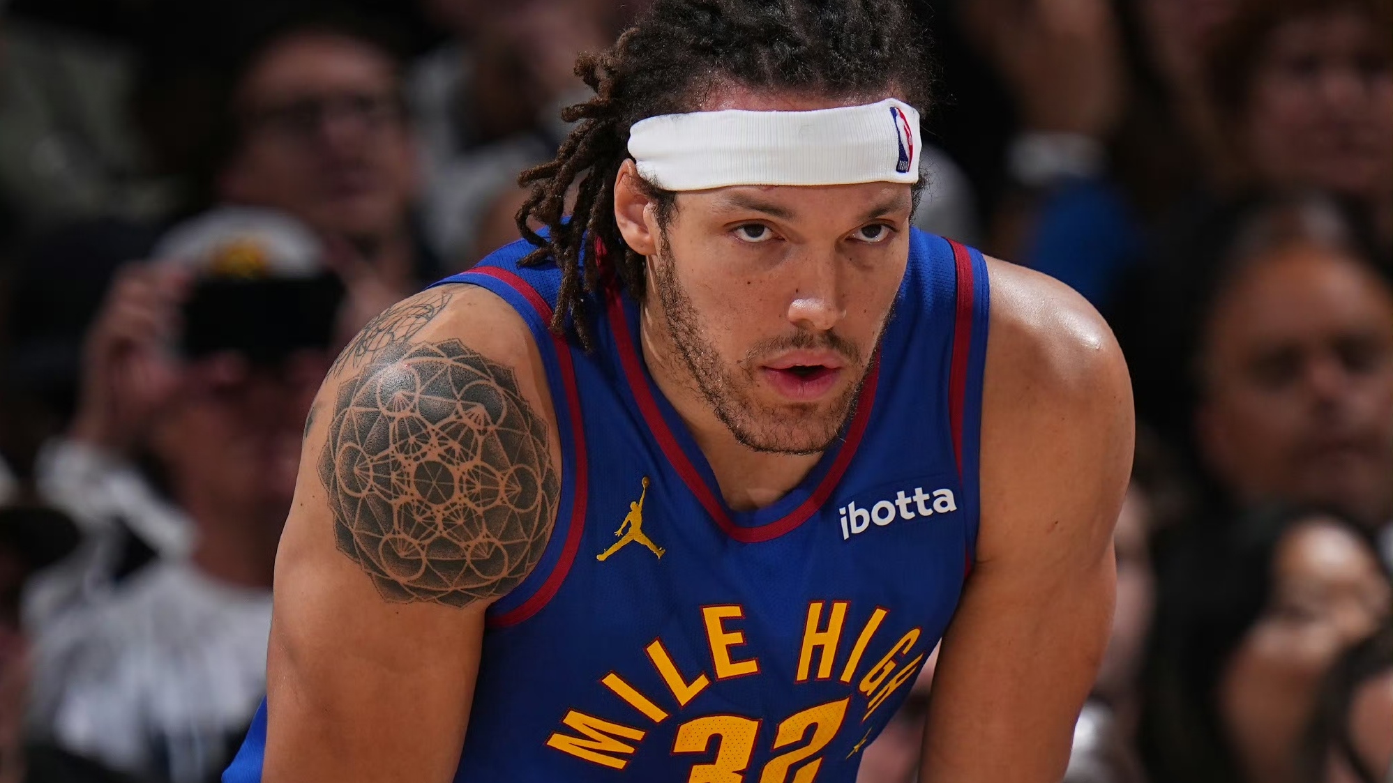 火箭队球员戈登在比赛中展现出色的投篮手感 火箭队球员戈登在比赛中展现出色的投篮手感