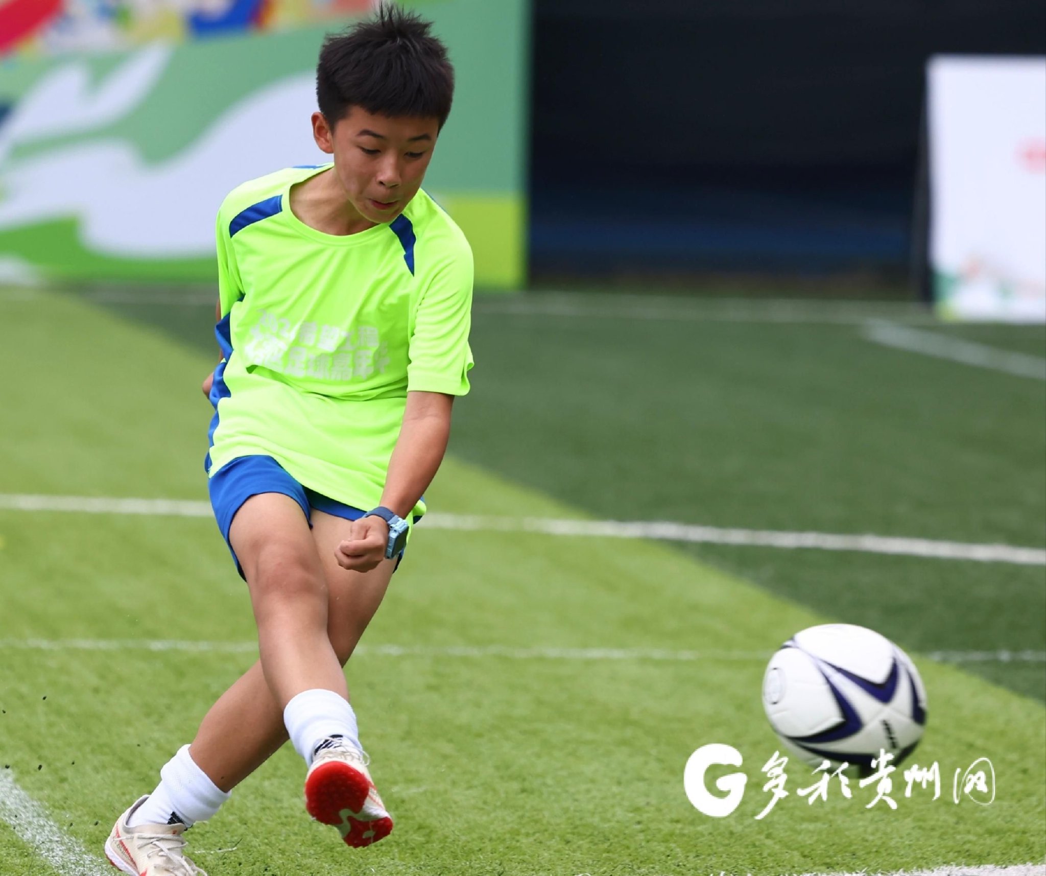 开云平台-关于欧洲足坛精英联赛激战,球员奋勇拼搏的信息