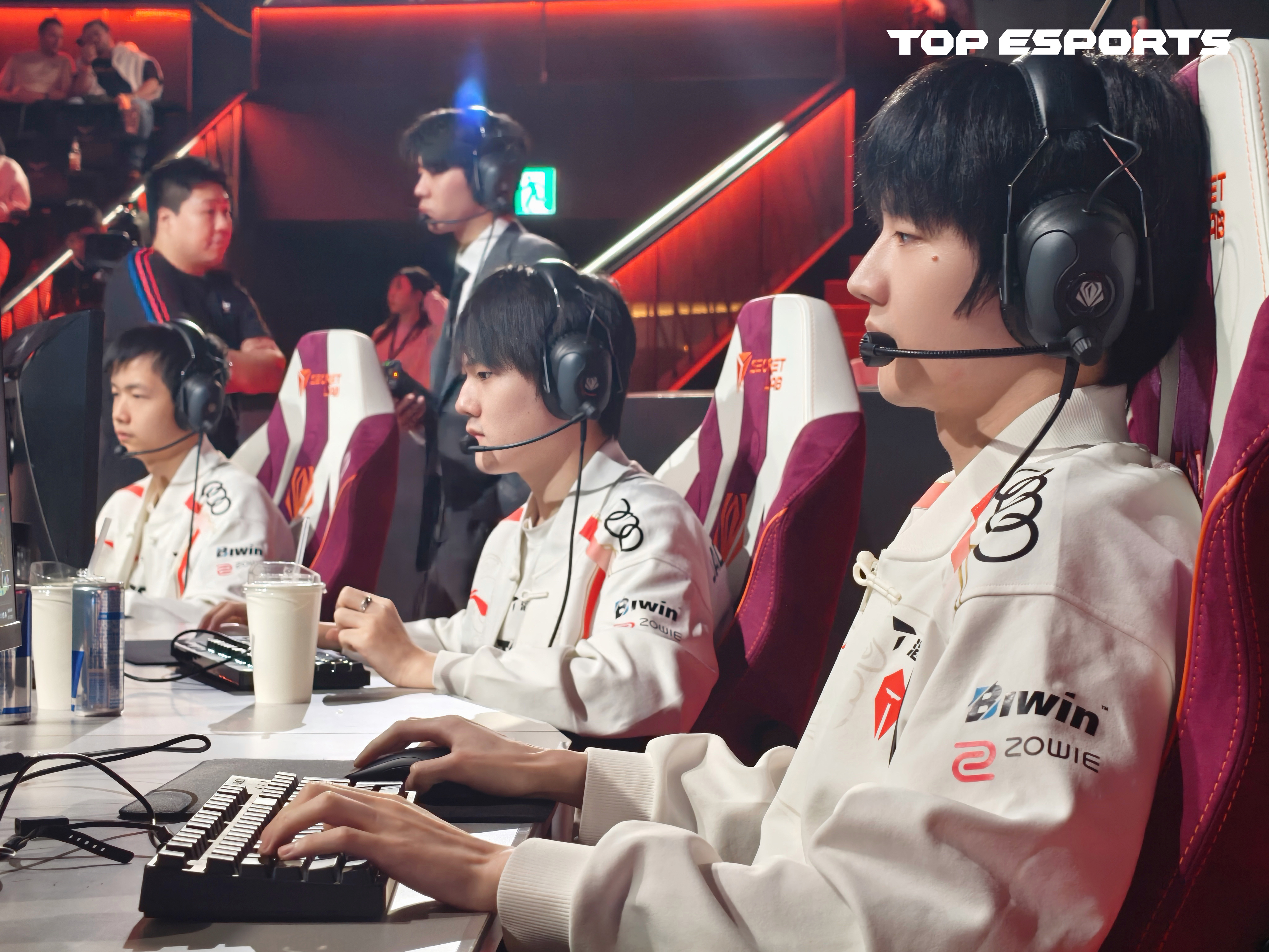 开云体育官网-关于TES翻盘100T,Scout团战一打五宿敌对决小组赛,锁定晋级资格的信息