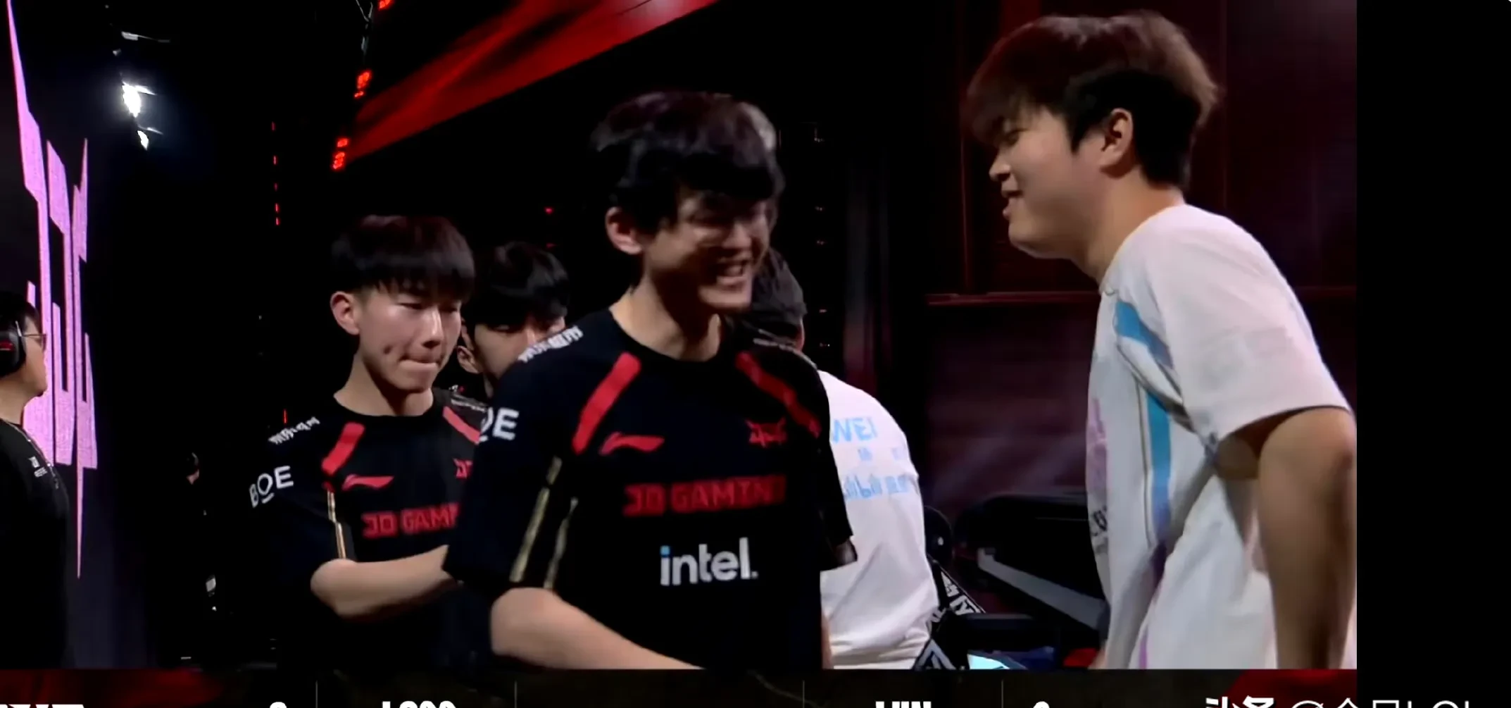 MAD横扫HLE,JackeyLove开启传奇时刻宿敌对决成都决赛之夜,点燃全场激情 MAD横扫HLE,JackeyLove开启传奇时刻宿敌对决成都决赛之夜,点燃全场激情