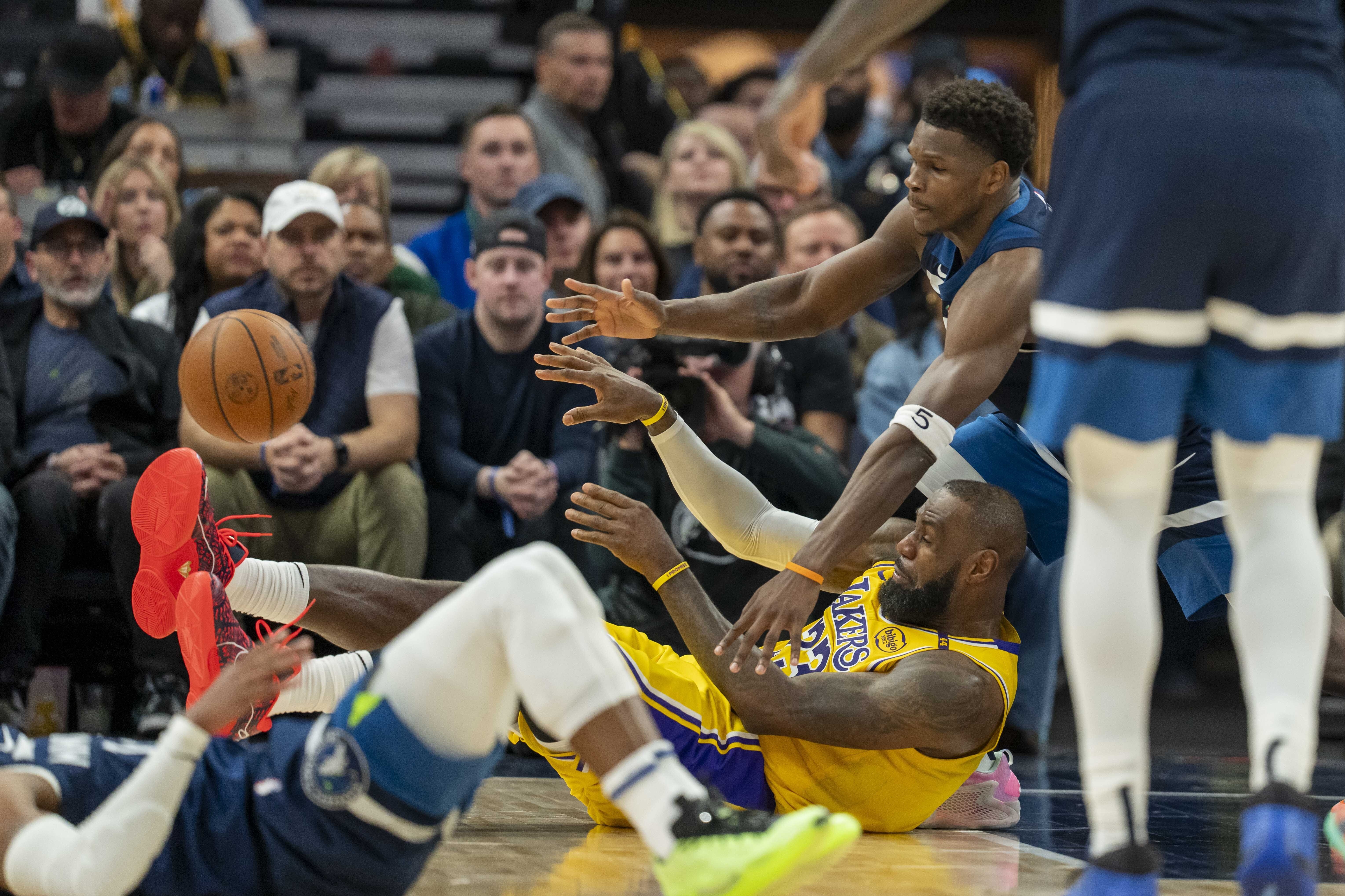 开云体育入口-凯尔特人队主场战胜雄鹿队,重回胜利赛道