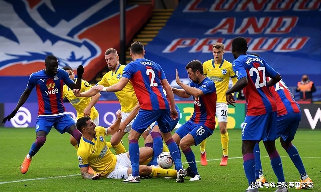 足球比赛紧张刺激，场面十分激烈