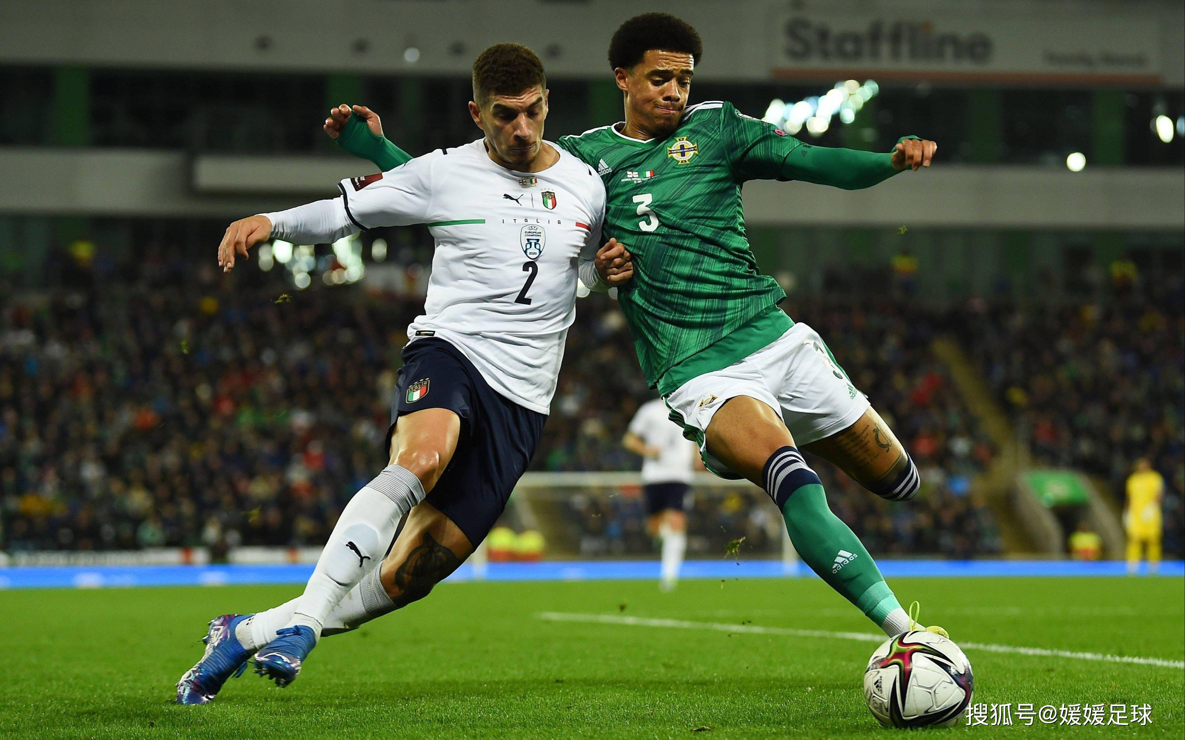 足球比赛紧张刺激，场面十分激烈