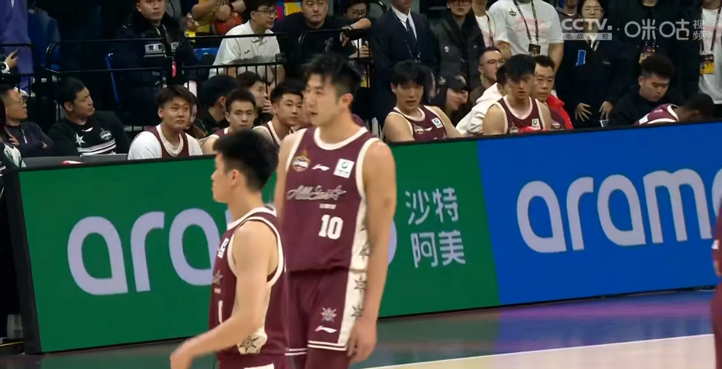 体育场馆喧哗声不绝于耳,全明星球员激战尽展身手 体育场馆喧哗声不绝于耳,全明星球员激战尽展身手